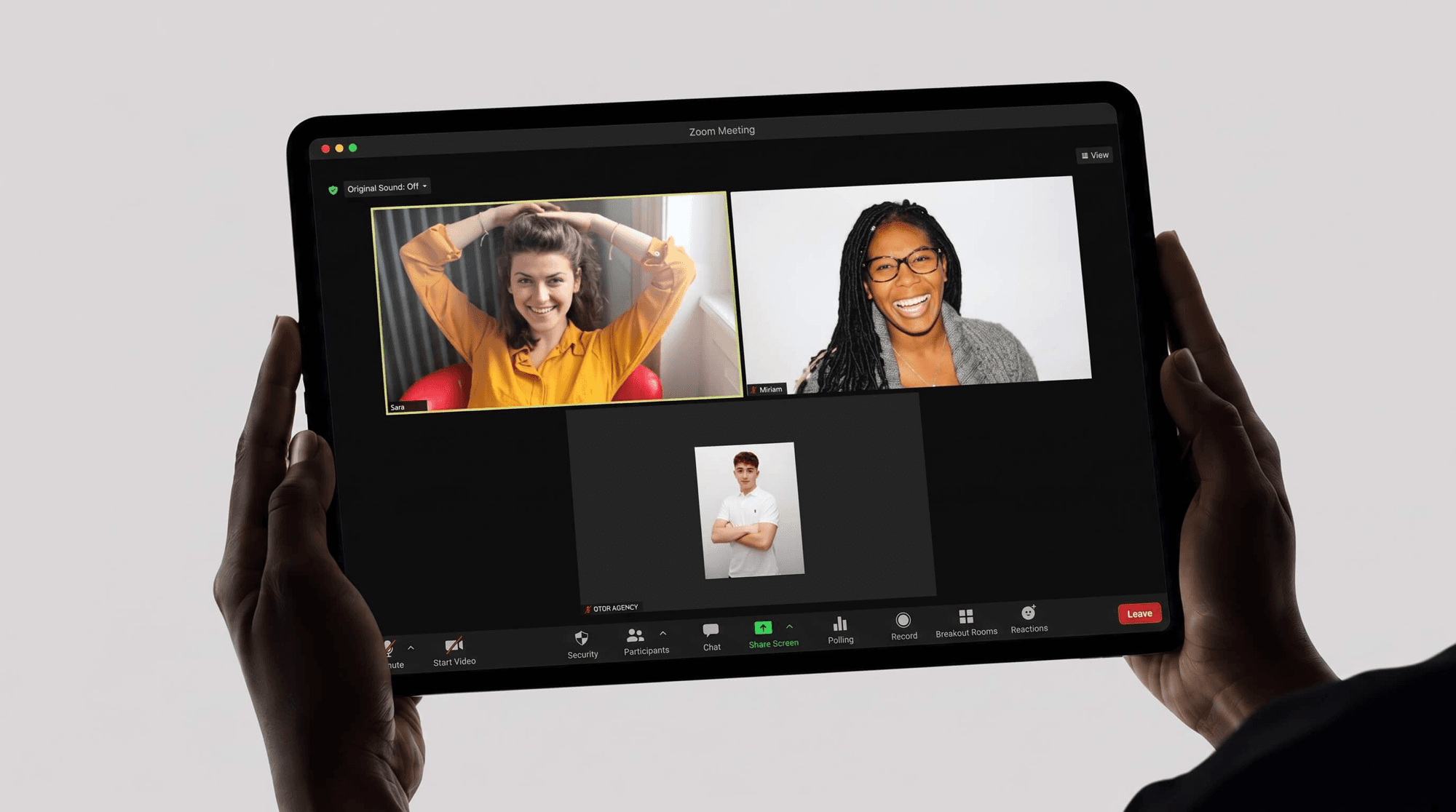 Videochiamata di kickoff su tablet tra il team Oter e il cliente, tre partecipanti visibili in griglia.